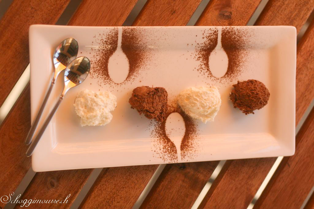 Platte mit Kokosmousse und dunkler Schokoladenmousse