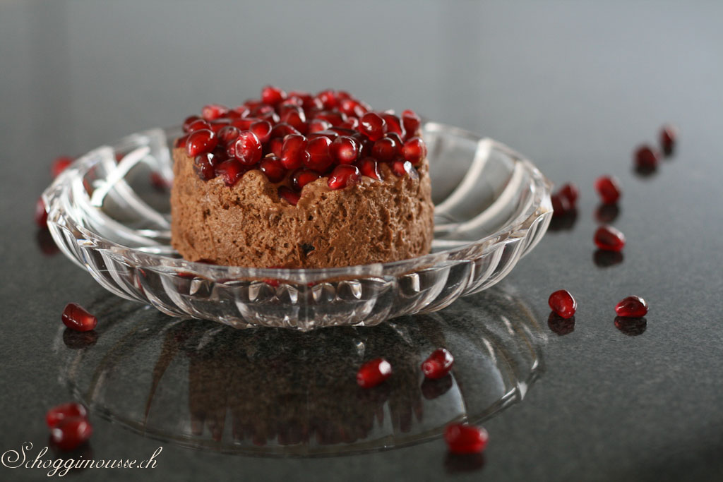 Schokolade-Granatapfelmousse, garniert mit Granatapfelkernen