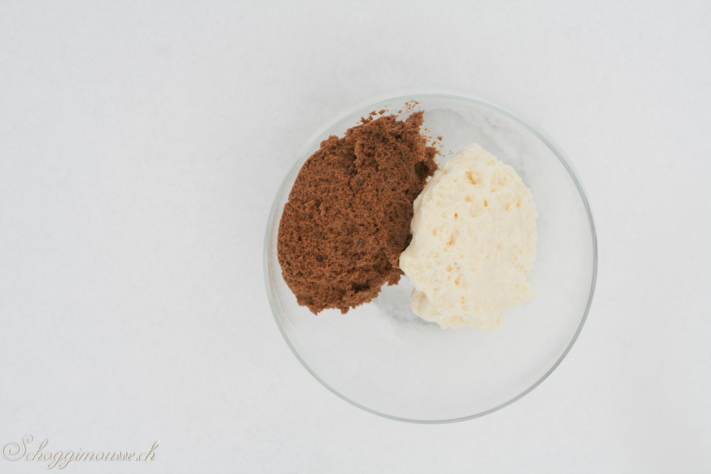 Weisse Schokoladenmousse und Milchschokoladenmousse