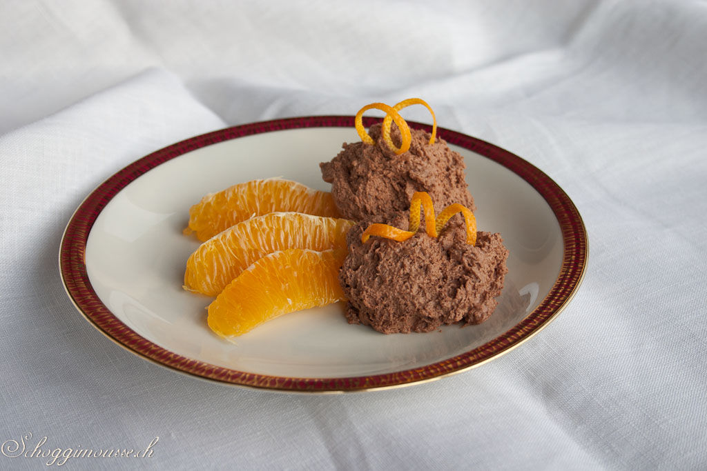 Schokoladenmousse mit kandierter Orangenschale und Orangen&ouml;l