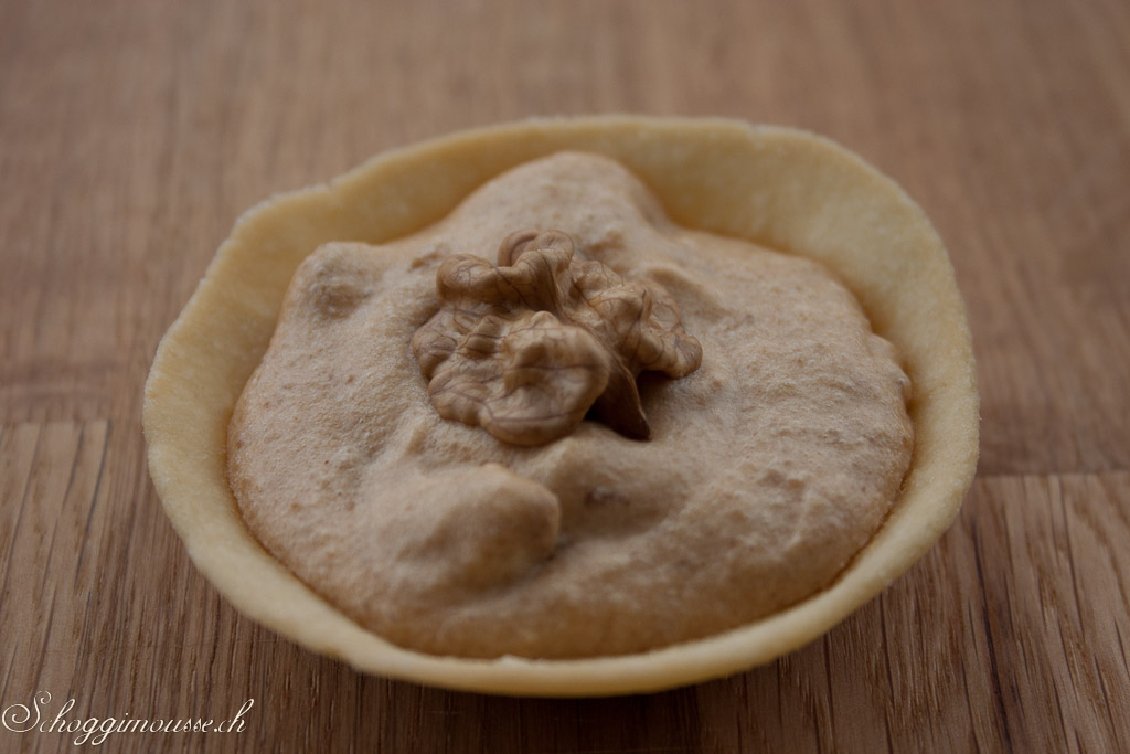 B&uuml;ndner Nusstortenmousse in Teigschale