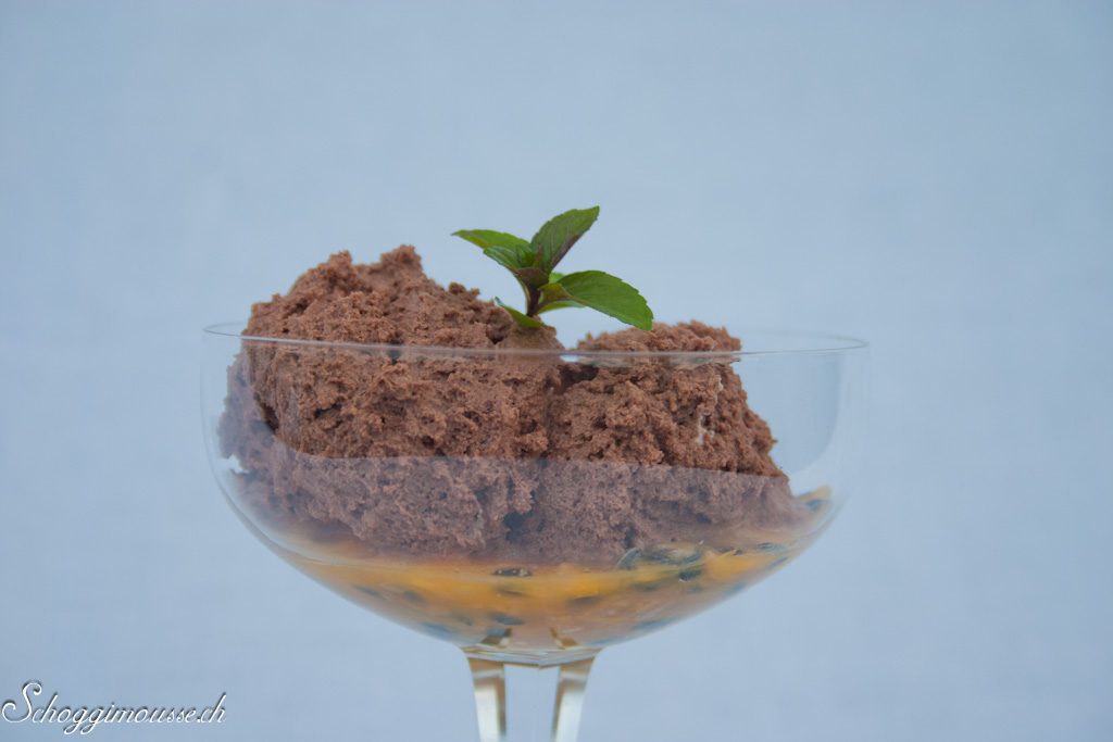 Schokoladenmousse auf Passionsfrucht