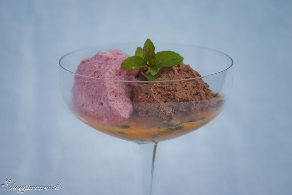 Himbeermousse und Schokoladenmousse auf Passionsfrucht
