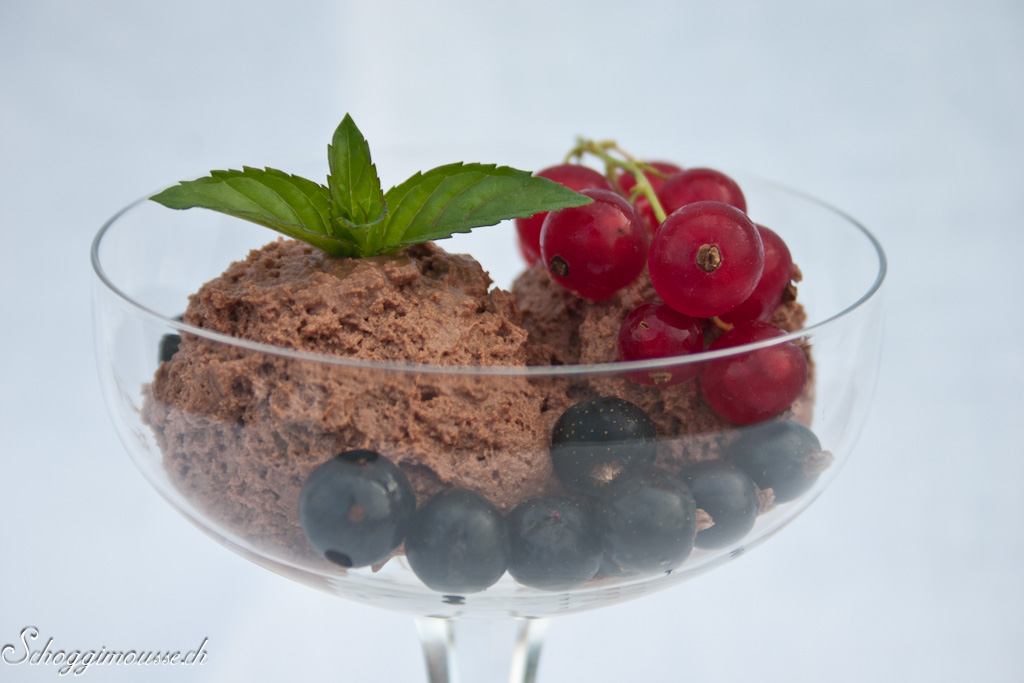 Zartbitter-Schokoladenmousse mit Beeren